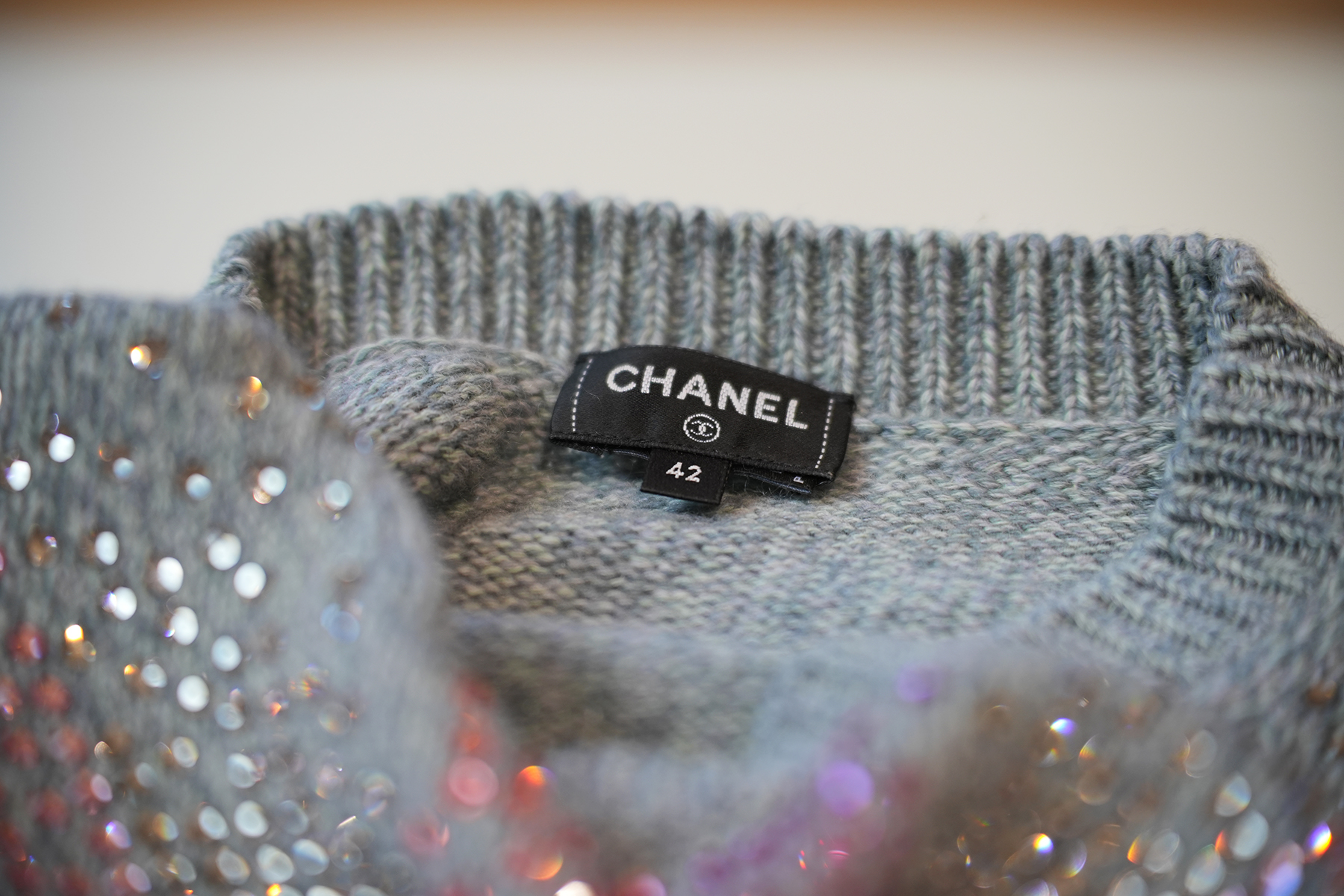 CHANEL - Pullover – grau mit Glitzerpailletten - Gr. 38 – brandneu